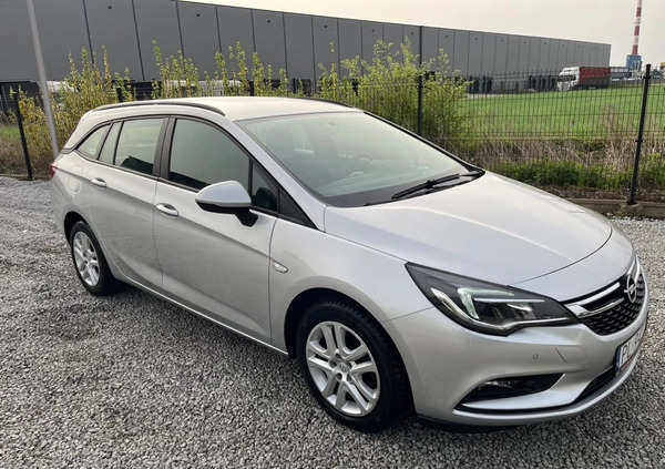 Opel Astra cena 44999 przebieg: 132000, rok produkcji 2018 z Płońsk małe 529